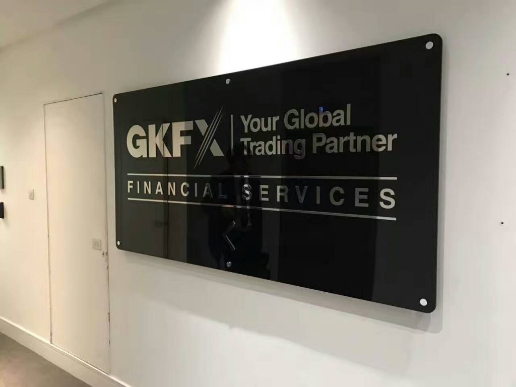 走进GKFX捷凯金融办公室就可以看到GKFX Financial Services标志性的Logo牌