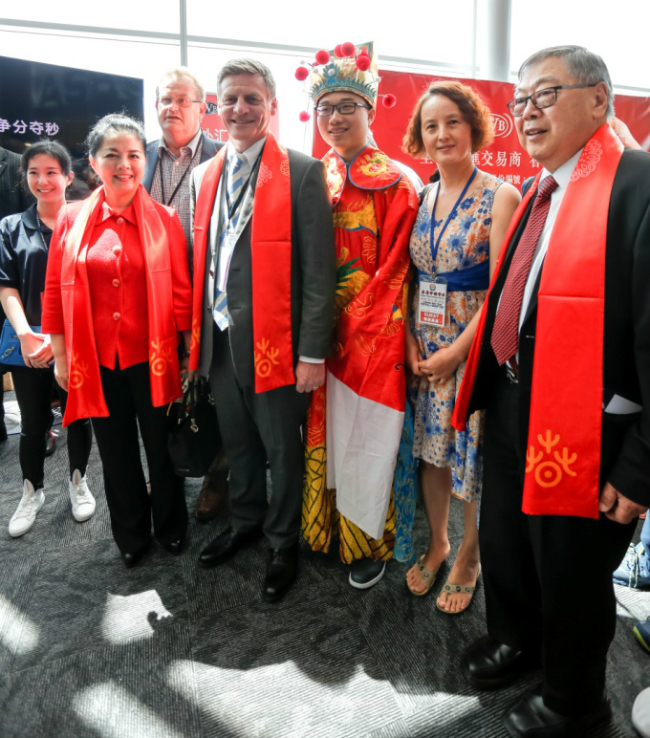 新西兰新任总理Bill English（左四），中国驻奥克兰领事馆总领事许尔文（左二）等政要在KVB展台合影