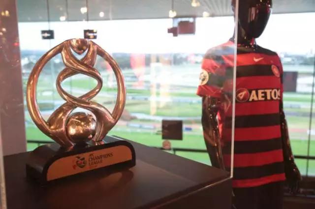 胸前印有西悉尼流浪者2017亚冠联赛的唯一指定合作伙伴AETOS资本集团标志的球衣